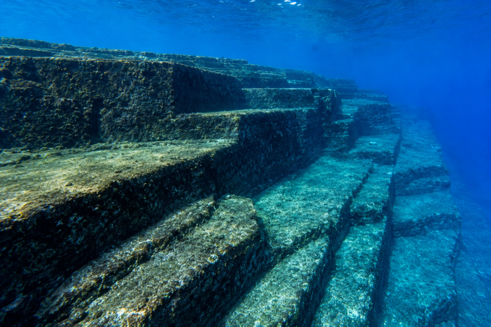 与那国島周辺の海底にある巨大な階段状地形